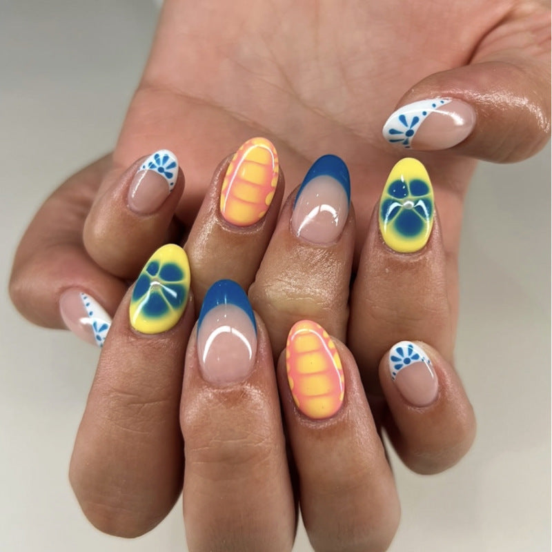 Künstliche Nagelkunst mit buntem Sommerdesign Karnz