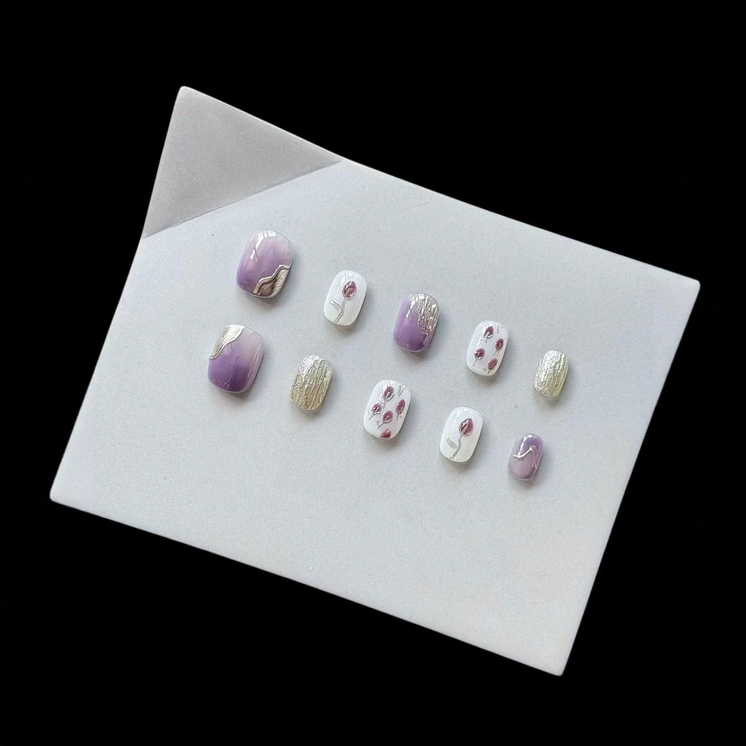 Künstlerisches Press-On-Nagelkunstset mit floralen und metallischen Akzenten