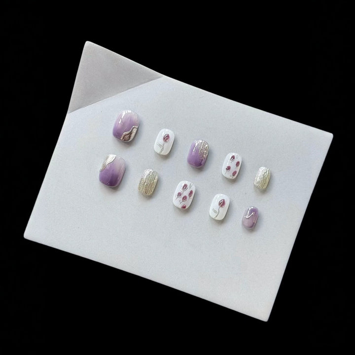 Künstlerisches Press-On-Nagelkunstset mit floralen und metallischen Akzenten