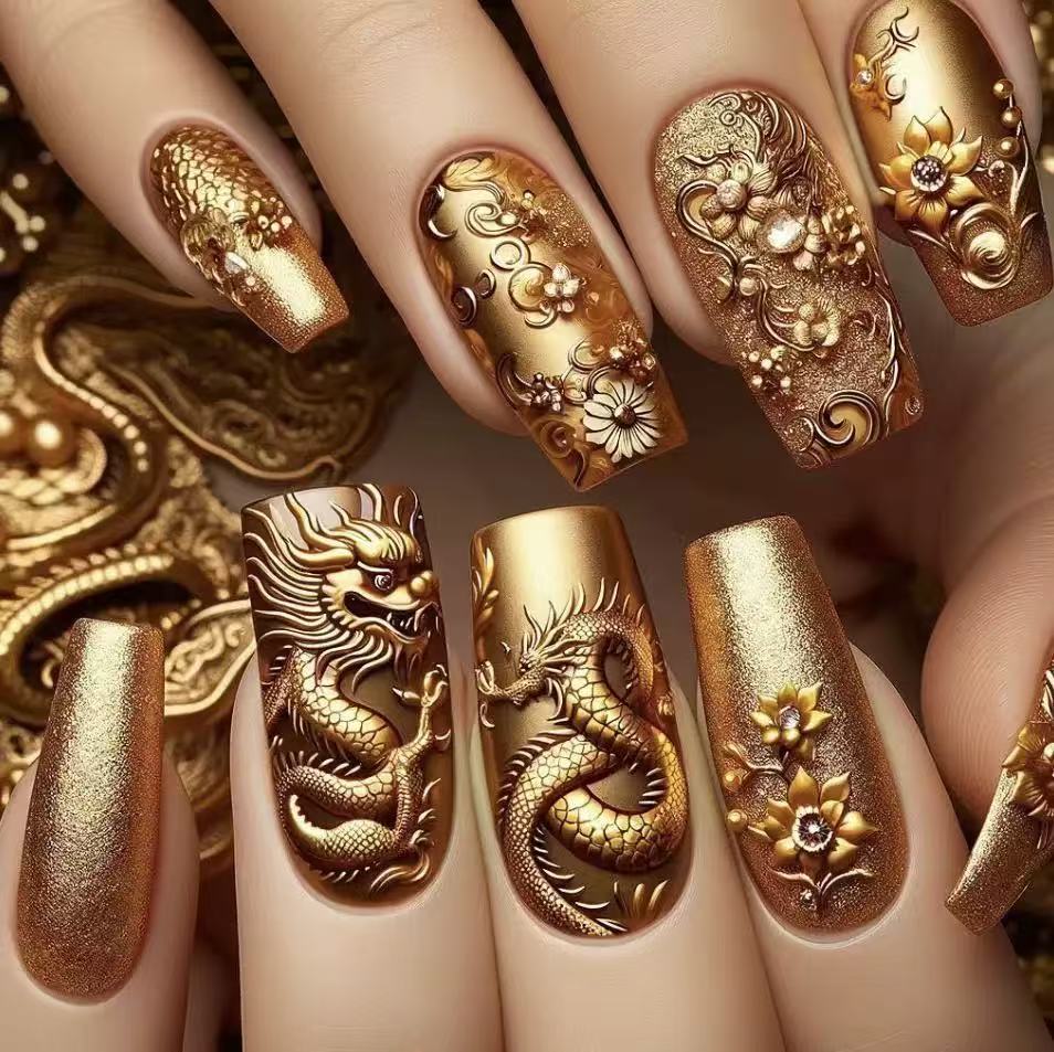 Elegantes Kunstnagelset mit 3D-Drachenmotiven und Goldakzenten Karnz