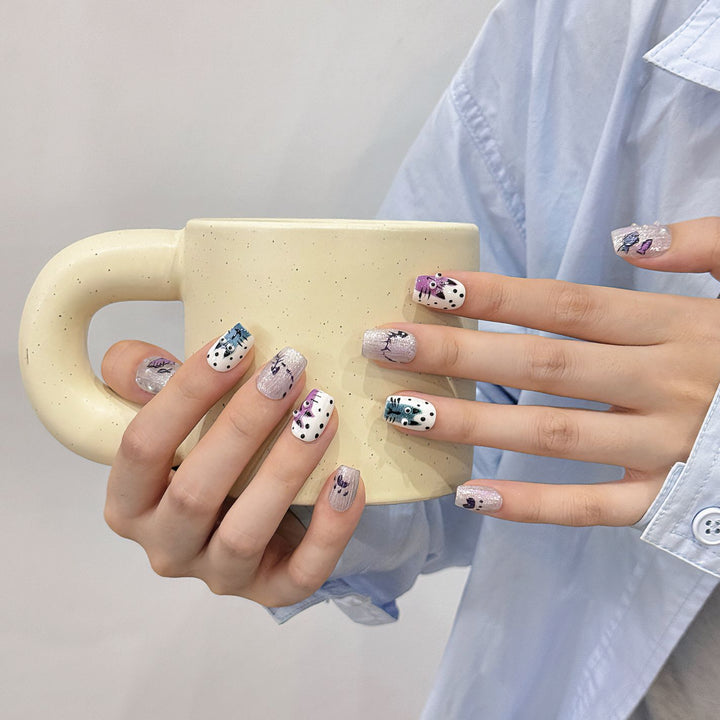 Künstlerisches Press-On-Nagelkunst-Set mit einzigartigen verspielten Designs