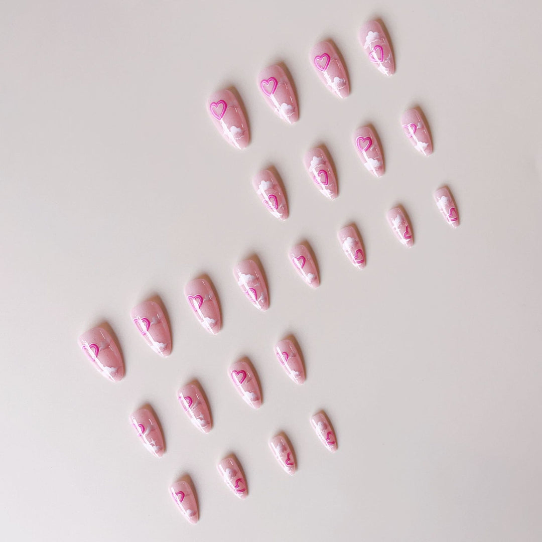 Kunstnagelset mit romantischen Herzakzenten und glitzerndem Finish Karnz