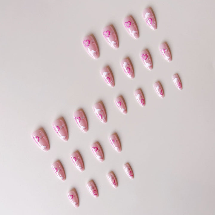 Kunstnagelset mit romantischen Herzakzenten und glitzerndem Finish Karnz