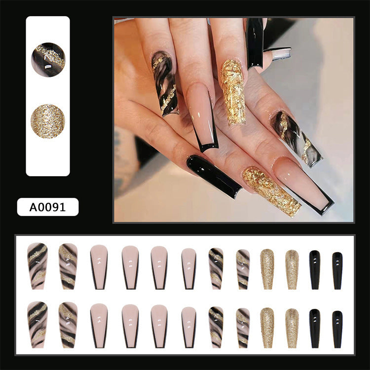 Kunstnagelset mit luxuriösen goldenen Akzenten und eleganten Designs Karnz