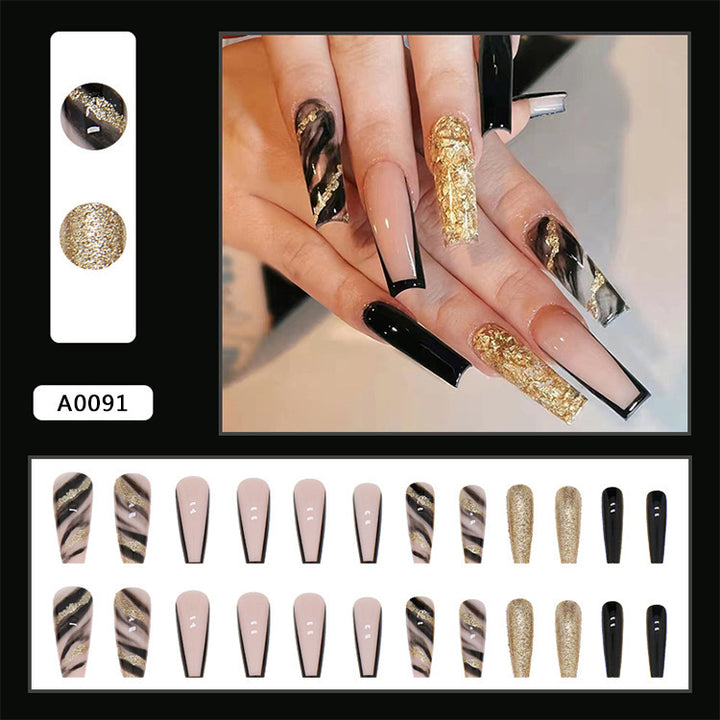 Kunstnagelset mit luxuriösen goldenen Akzenten und eleganten Designs Karnz