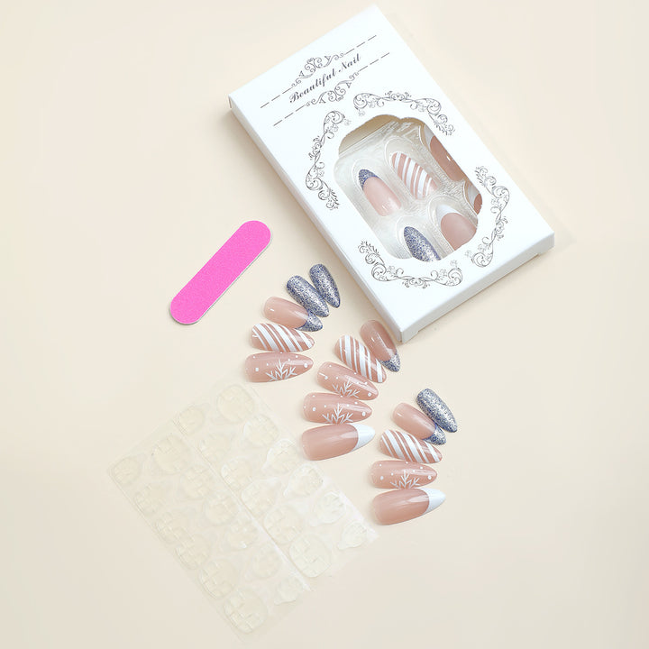 Kreatives Kunstnagelset mit eleganten Mustern Karnz