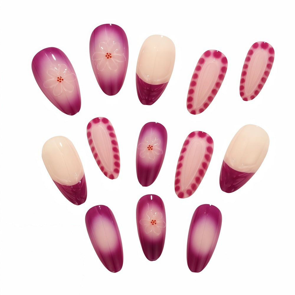 Elegante Kunstnägel mit floralen Mustern Karnz