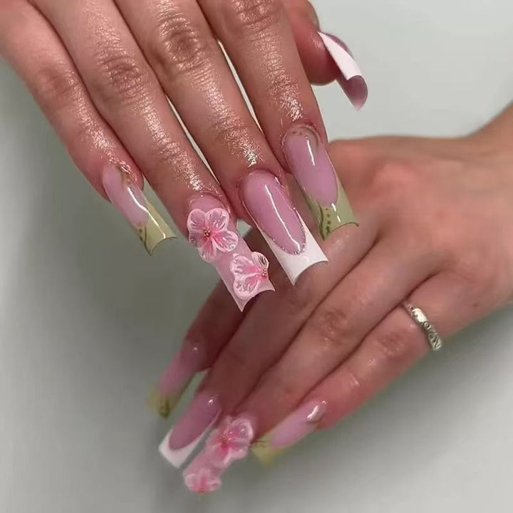 Kunstvolle Nagelspitzen mit floralen Verzierungen Karnz