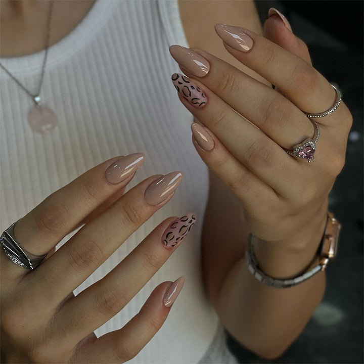 Dekorativer Ombre Stiletto Press-On Nagelset Karnz