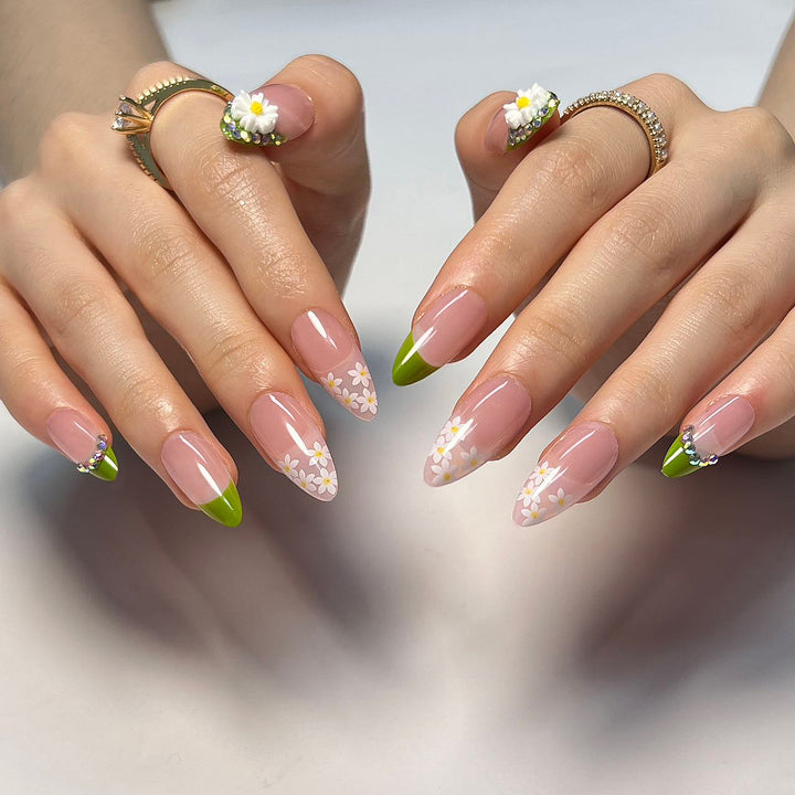 Kunstnägel mit floralen Akzenten und grünem French-Tip Karnz