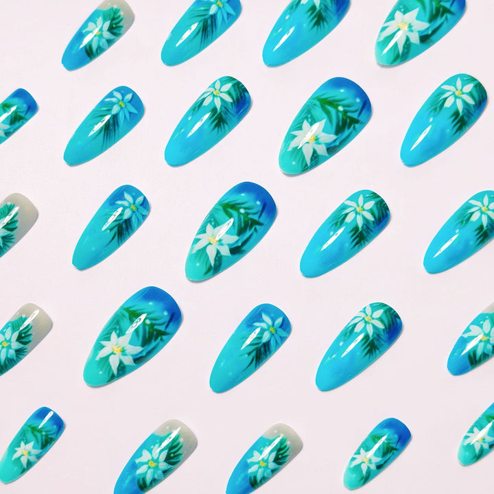Kreative Kunstnägel mit Blühenden Blumen- und Blattdesign Karnz