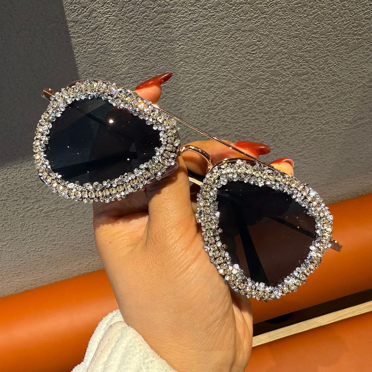 Damen Sonnenbrille mit extravagantem Strassrahmen Karnz