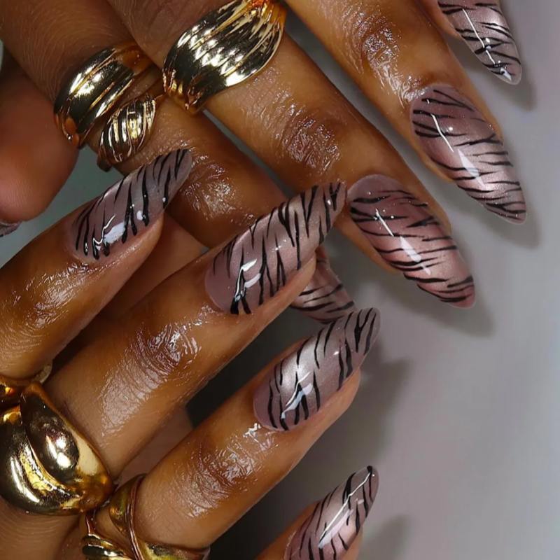 Künstlerisches Druck-Nagelset mit Tigerstreifen-Design Karnz