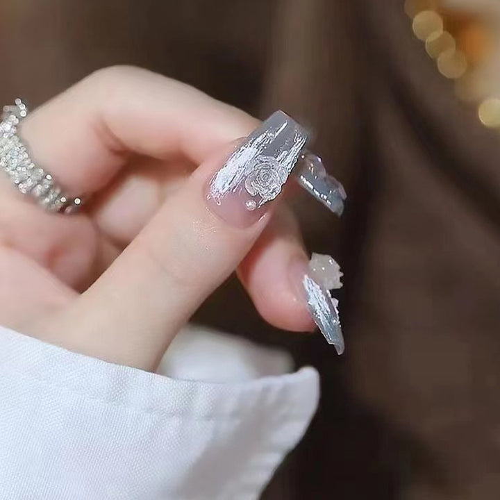 Kunstnagelset mit filigranen Rosen- und Glitzerverzierungen Karnz