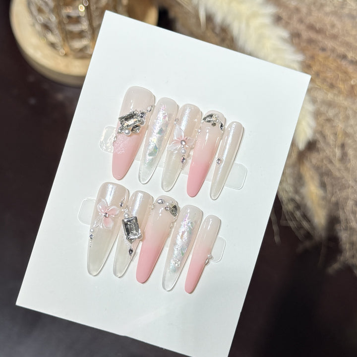 Elegantes Stiletto Press-On Nagelkunst Set mit dekorativen floralen Akzenten Karnz