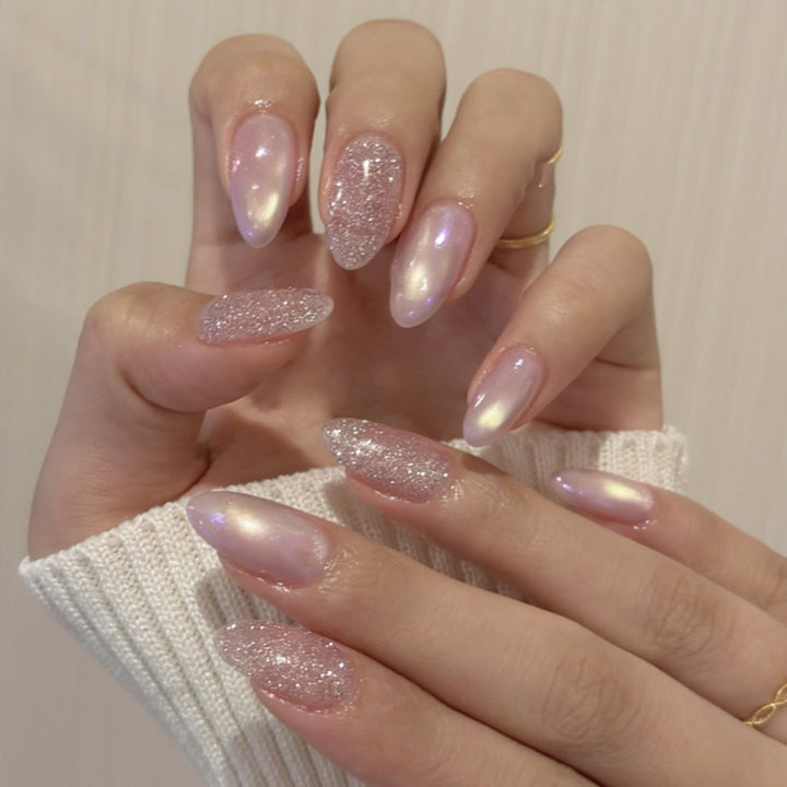 Glamouröse Kunstnägel mit Glitzer- und Perlmutt-Effekt Karnz