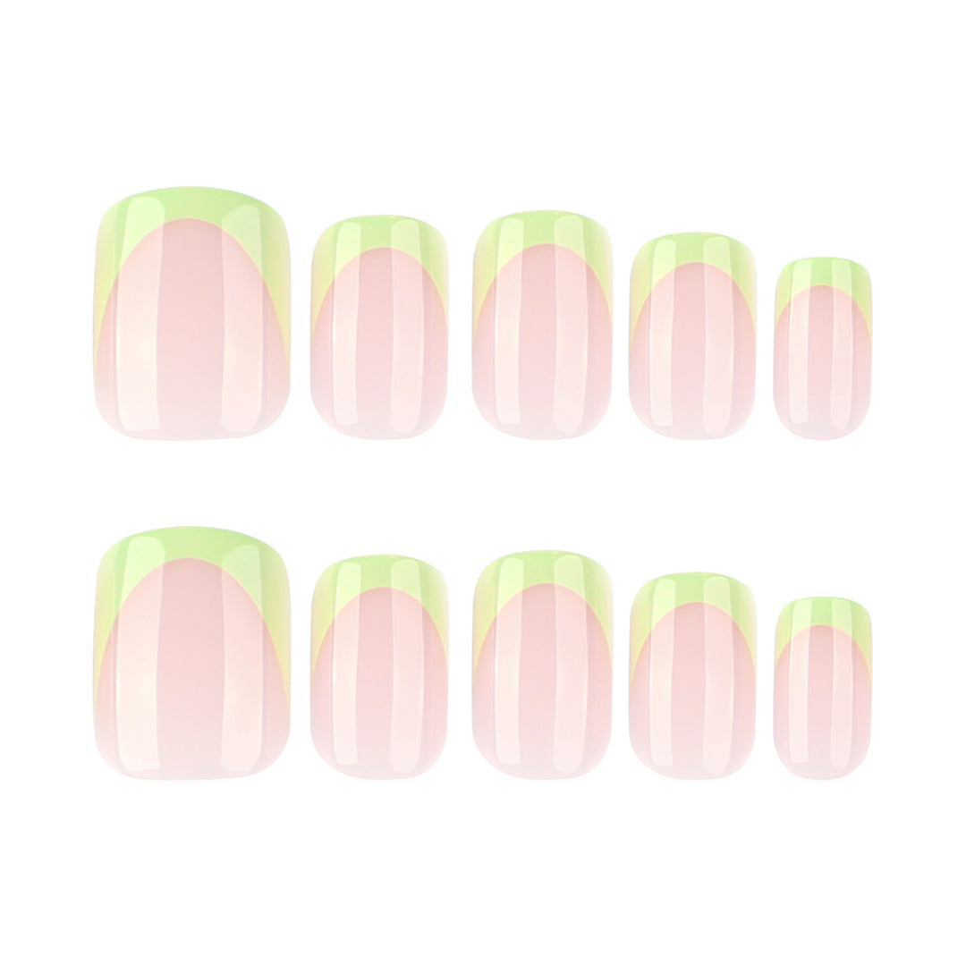 Elegante Nagelkunst mit Farbverlauf und Glitzerakzenten Karnz