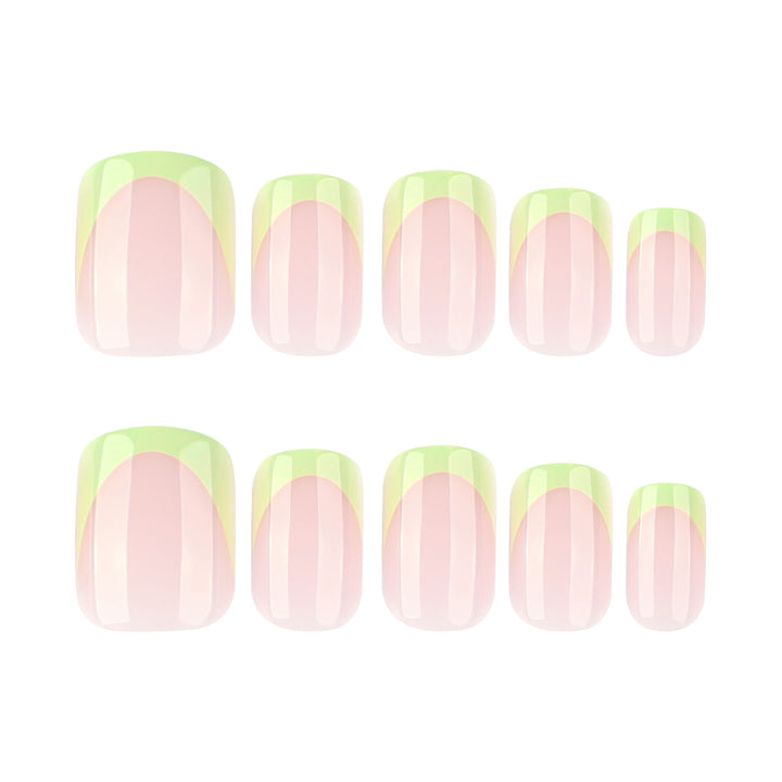 Elegante Nagelkunst mit Farbverlauf und Glitzerakzenten Karnz
