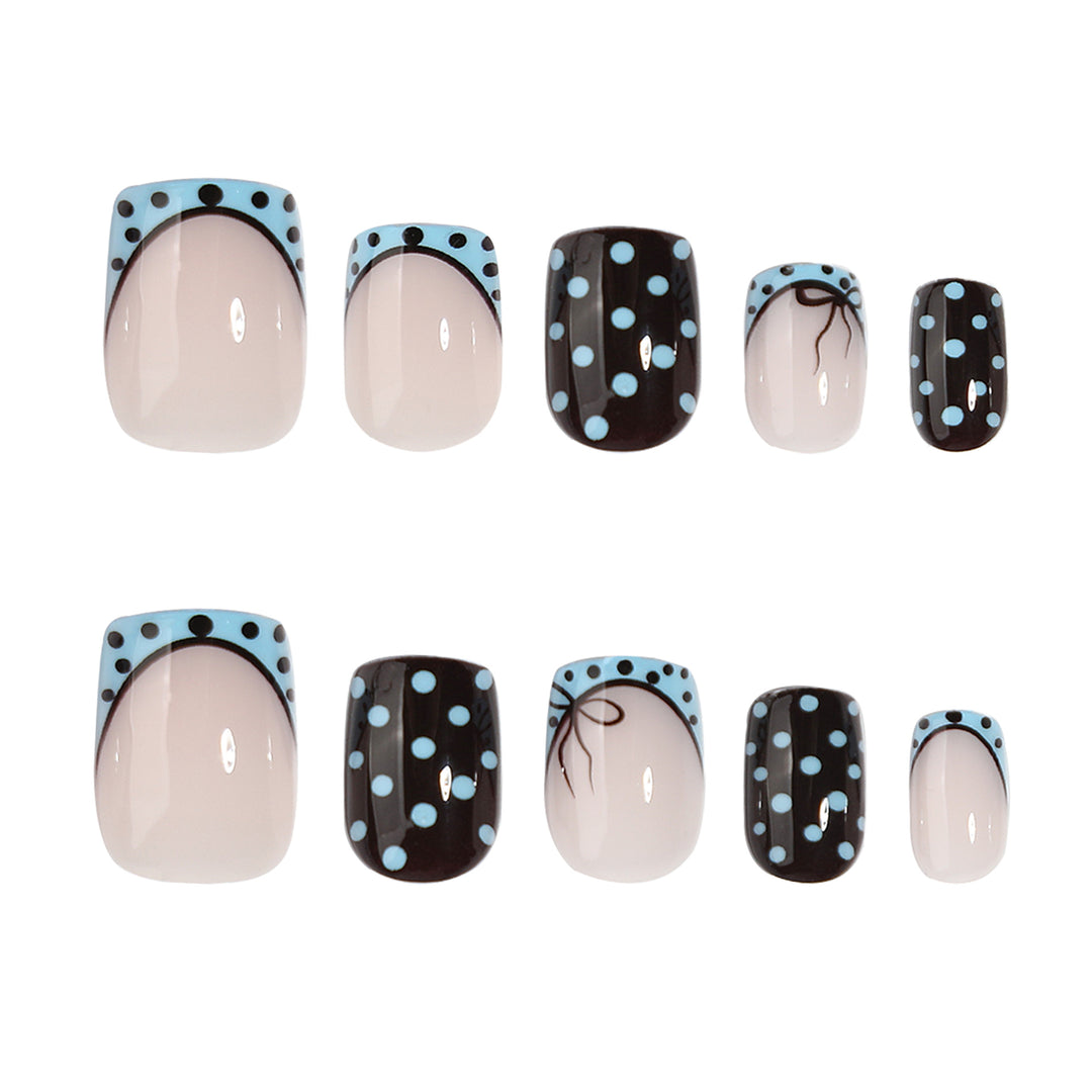 Kunstvolle Nagelverlängerungen mit verspielten Punkten und elegantem Design Karnz