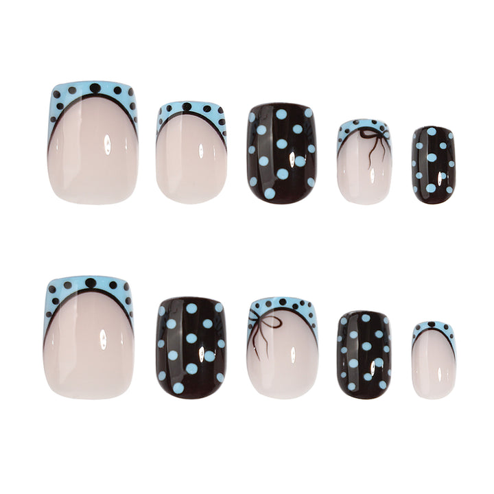 Kunstvolle Nagelverlängerungen mit verspielten Punkten und elegantem Design Karnz