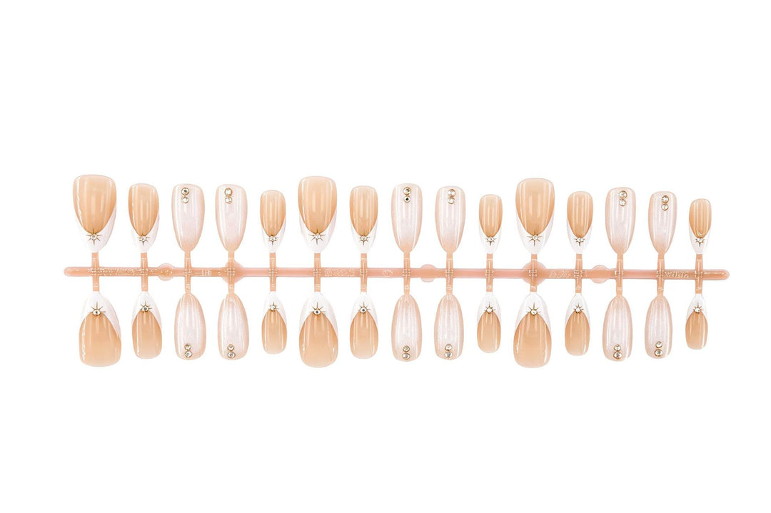 Kunstnagelset mit eleganten Design-Elementen und Glamourösen Akzenten Karnz