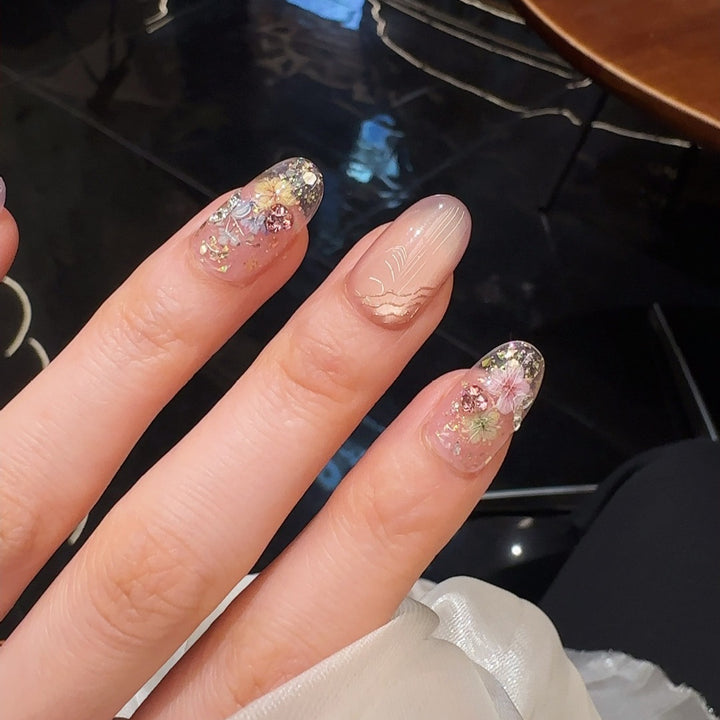 Elegante florale Nagelkunst Karnz