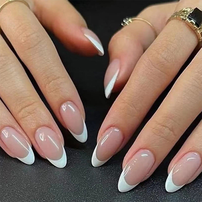 Stiletto Kunstnägel mit elegantem French Design Karnz