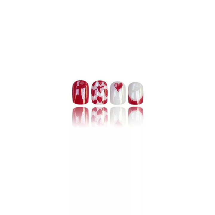 Kunstnagelset mit romantischen Herzmotiven und elegantem Glanz Karnz