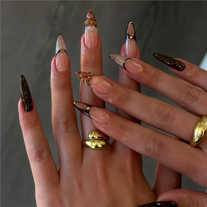 Künstlerische Stiletto Press-On Nagelkunst mit Schmetterlingsakzenten Karnz