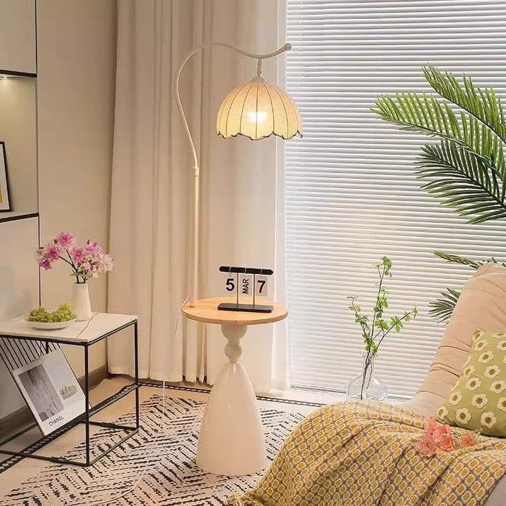 Moderne Stehlampe mit integriertem Beistelltisch