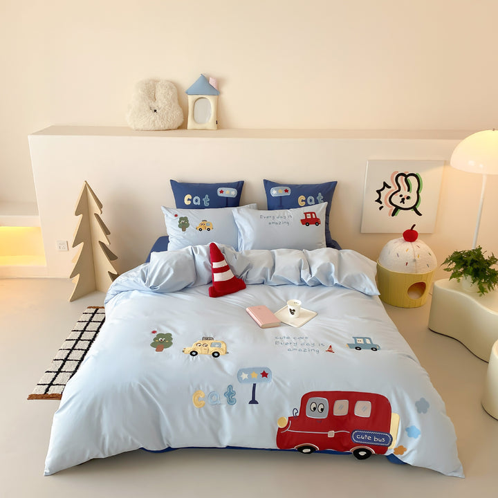 Kinderbettwäsche-Garnitur mit applizierten Fahrzeugmotiven aus Baumwollsatin