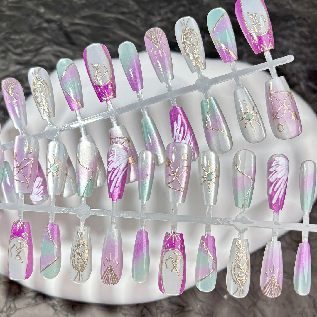 Premium Press-On-Nagelkunst-Set mit eleganten metallischen Designs