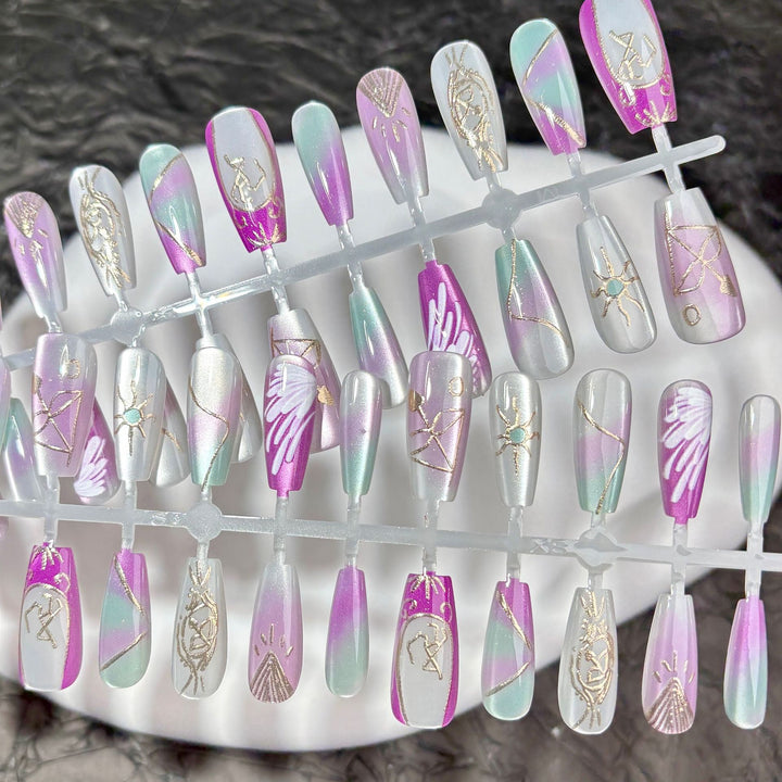 Premium Press-On-Nagelkunst-Set mit eleganten metallischen Designs