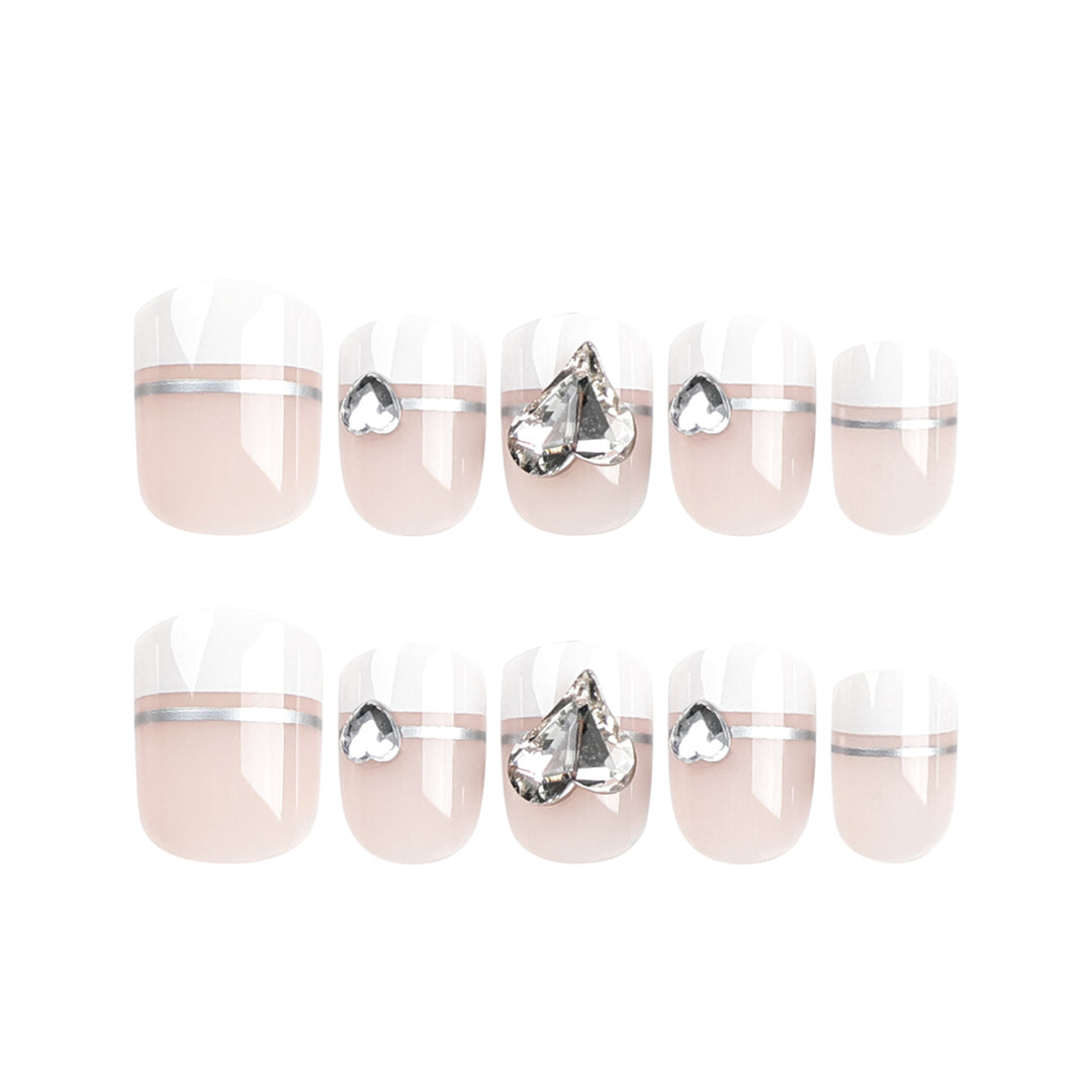 Elegante Nagelkunst mit Glitzerakzenten und Schmuckdetails Karnz