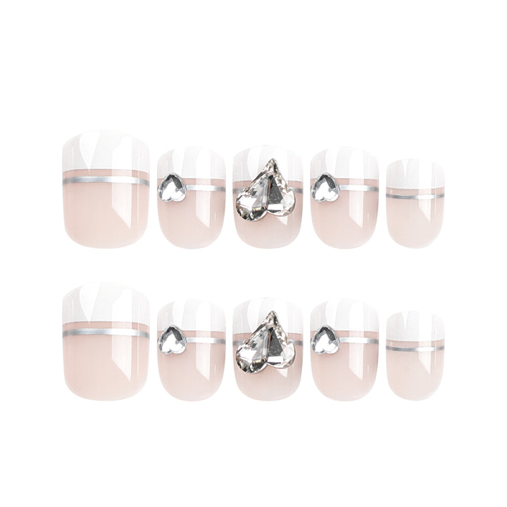 Elegante Nagelkunst mit Glitzerakzenten und Schmuckdetails Karnz