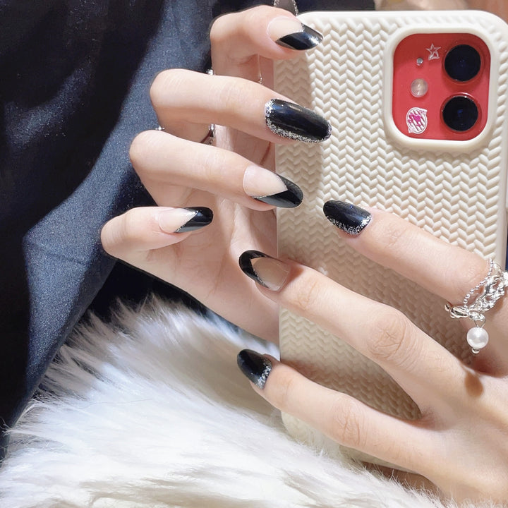 Künstlerisches Press-On-Nageldesign mit geometrischen Mustern