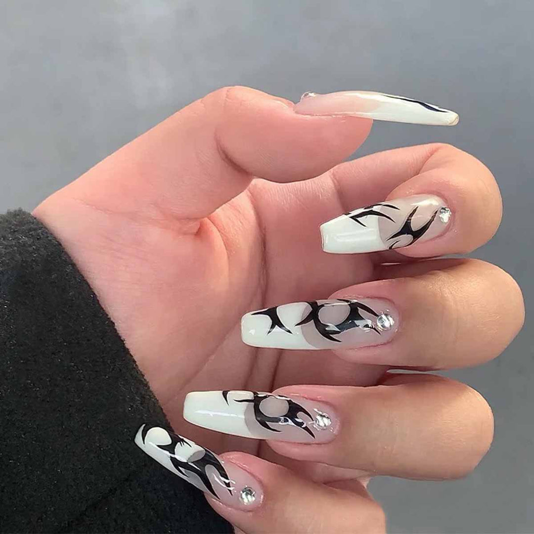Elegante Kunstnägel mit dekorativen Schwarz- und Glitzerakzenten Karnz