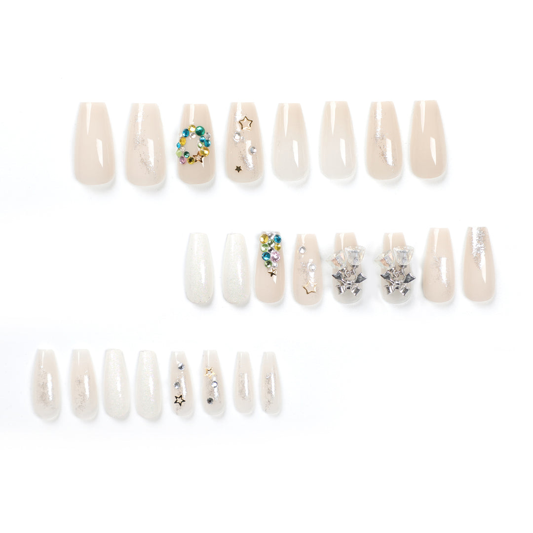 Kunstvolle Nagelverlängerungen mit eleganten Kristallverzierungen Karnz