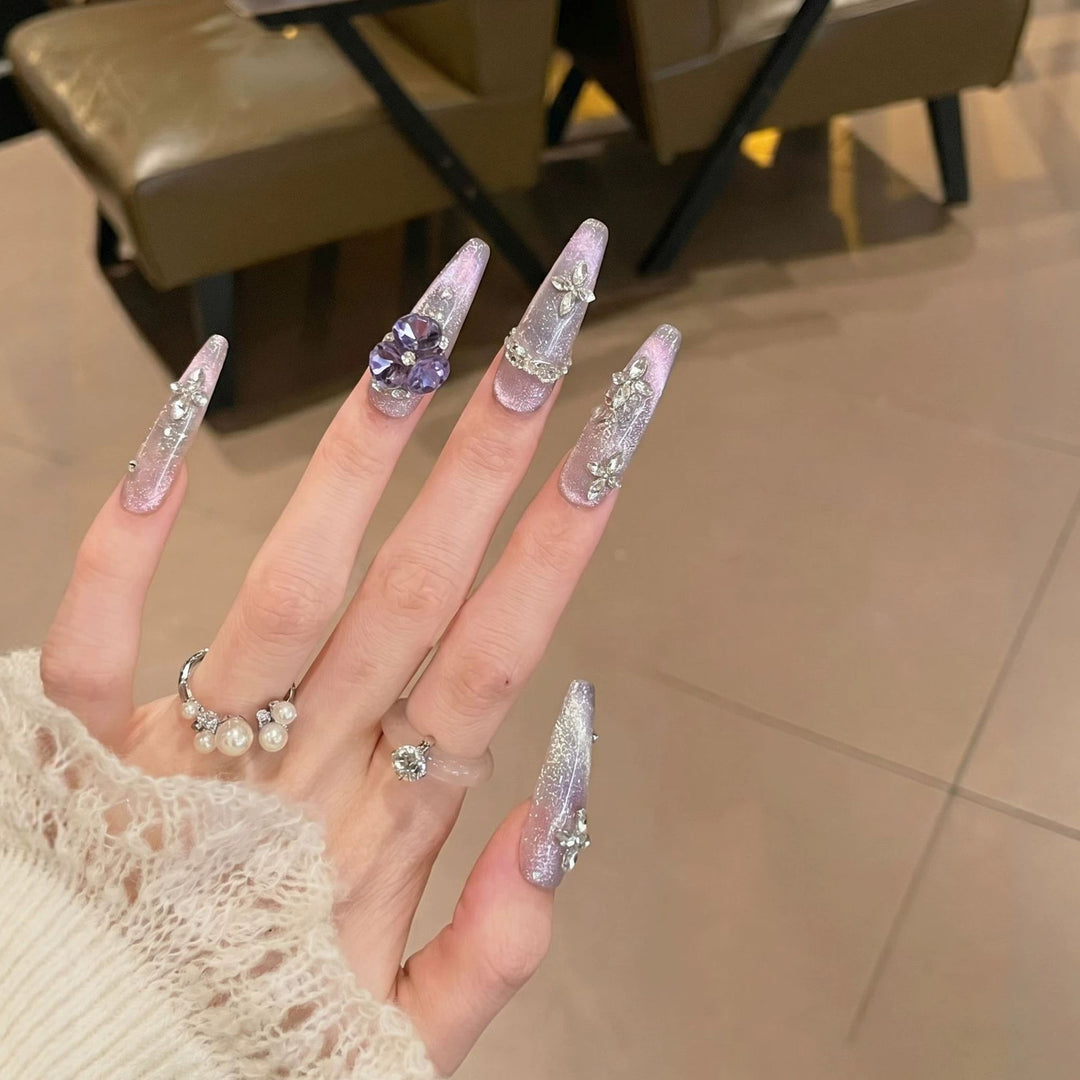 Aufwendige dekorative Nageldesign Karnz