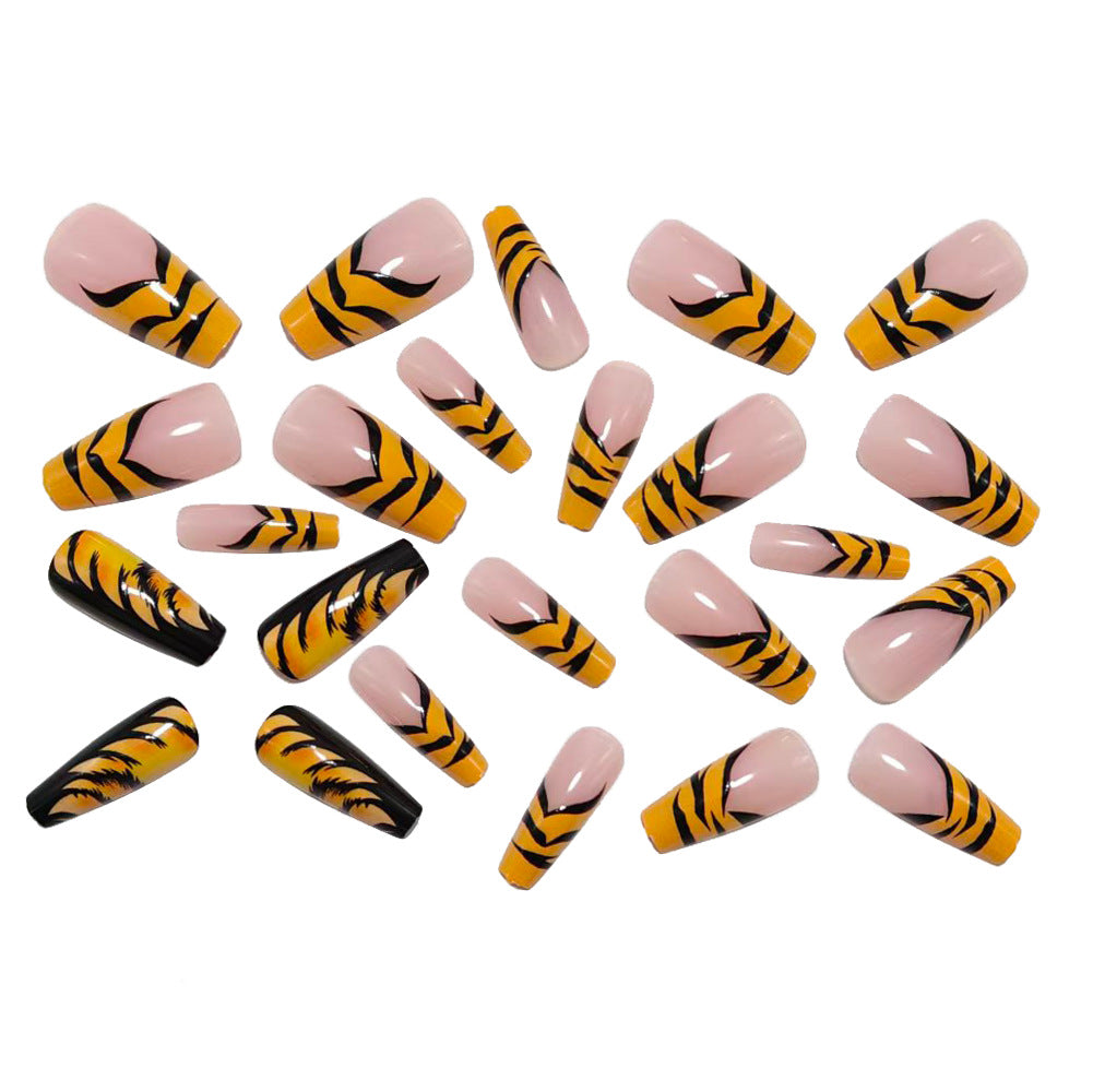 Kunstnagel mit Tiger Design Karnz