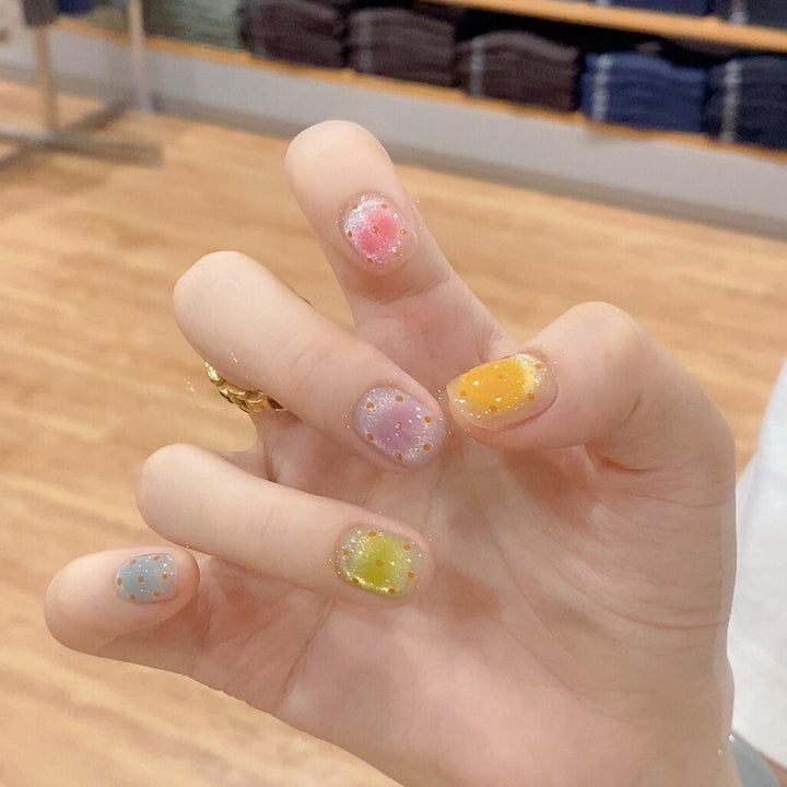 Glitzernde Kunstnagelspitzen Im Fröhlichen Design Karnz