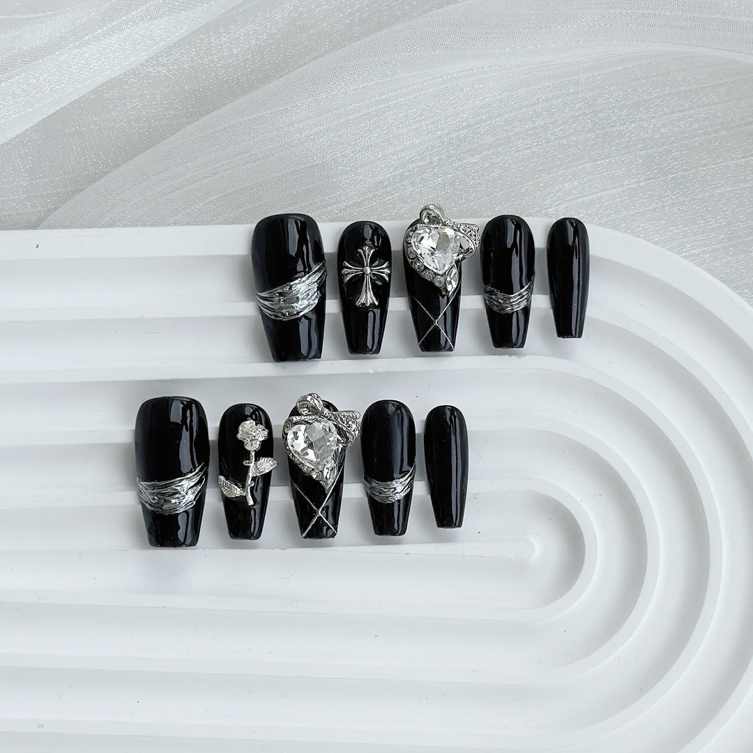 Dekorativer Press-On-Nagelset mit eleganten silbernen Akzenten