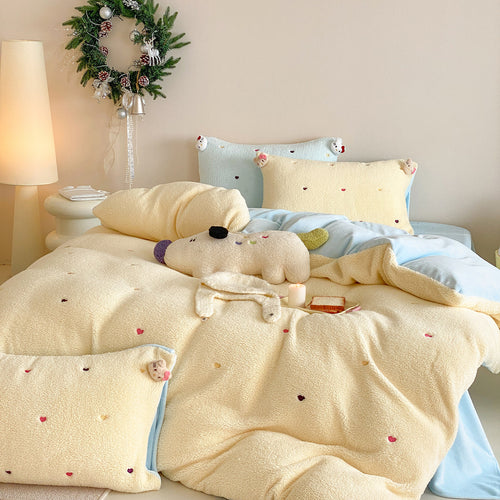 Wendbares Teddy-Fleece-Bettwäscheset mit gestickten Mini-Herzen und 3D-Tierkopf-Kissen