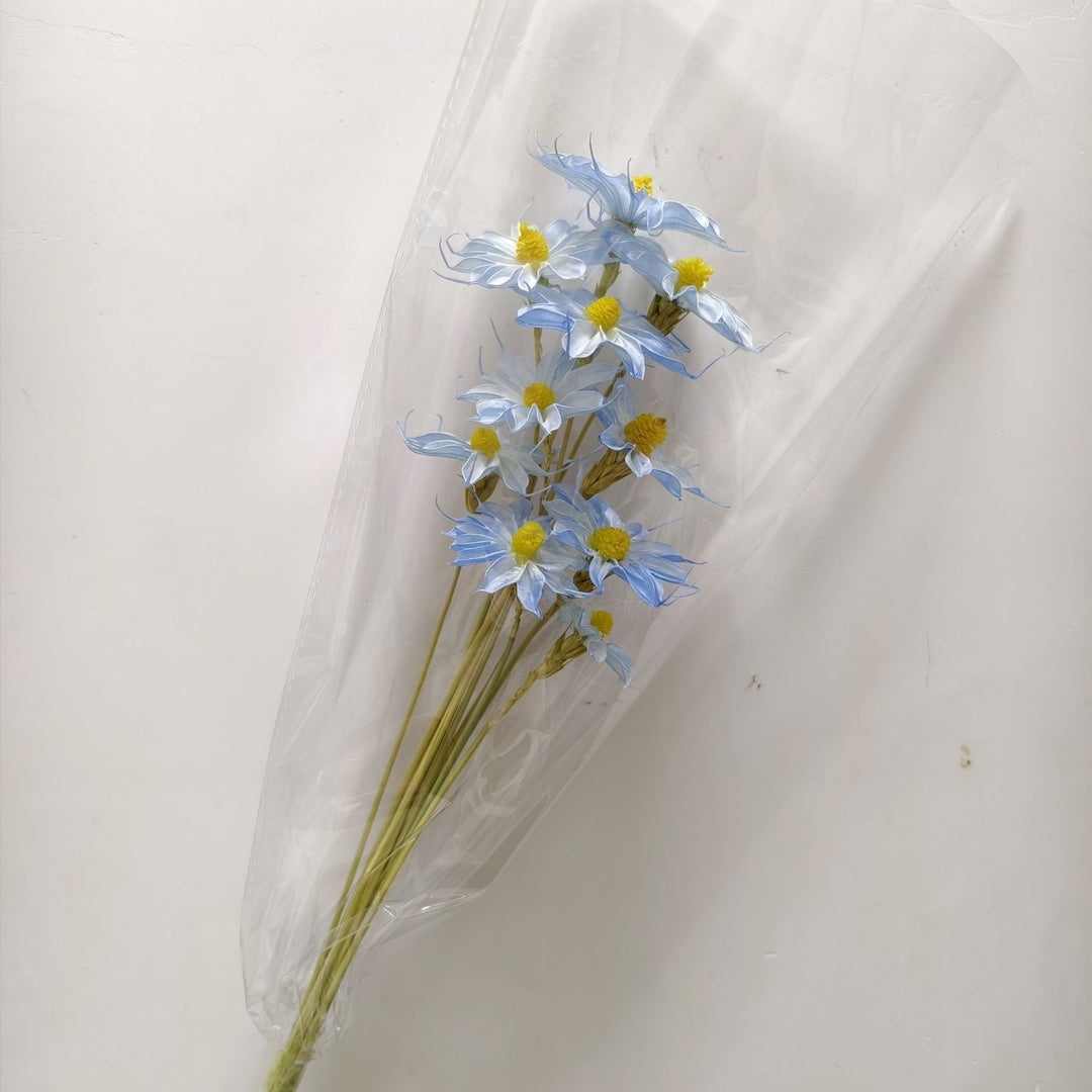 Vibrant künstlicher Blumenstrauß mit stilvoller Verpackung