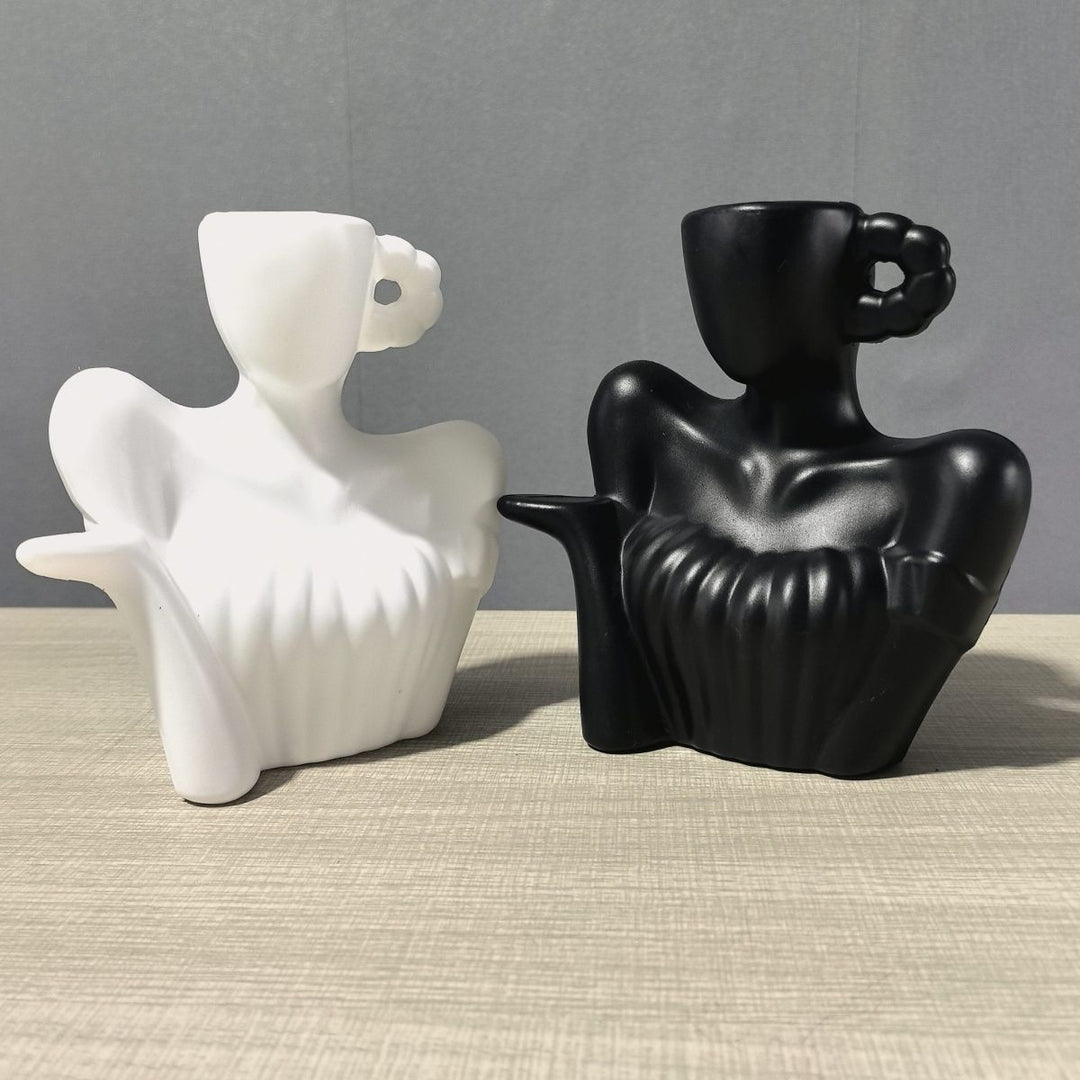 Dekorative Damenfigur Gießkanne Karnz