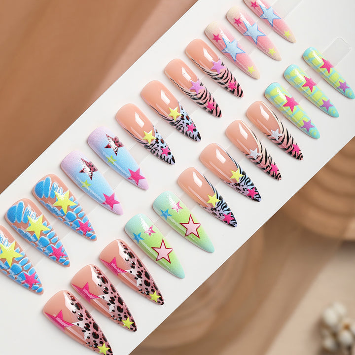 Kreatives Nagelset mit bunten Sternen und Tiermustern Karnz