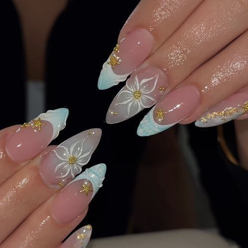 Kunstvolle Stiletto-Nägel mit floralen und glamourösen Akzenten Karnz