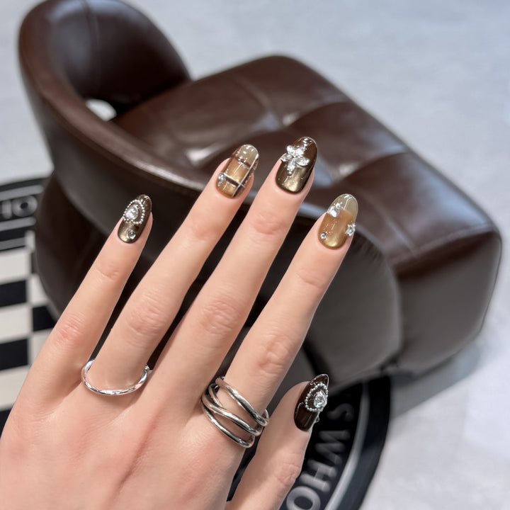 Künstlerisches Stiletto Press-On Nagelset mit luxuriösen dekorativen Akzenten Karnz