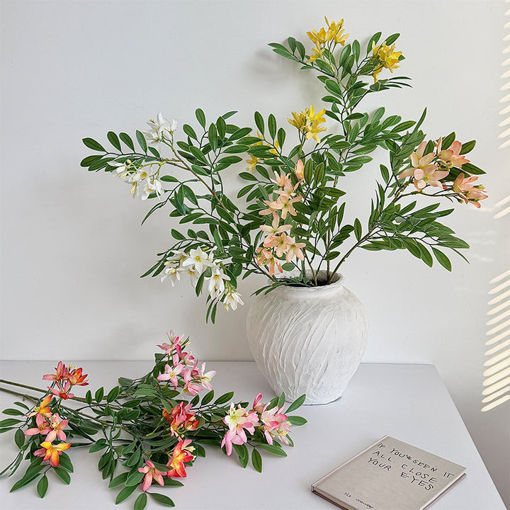 Dekorativer Kunstblütenzweig mit zarten Blüten Karnz
