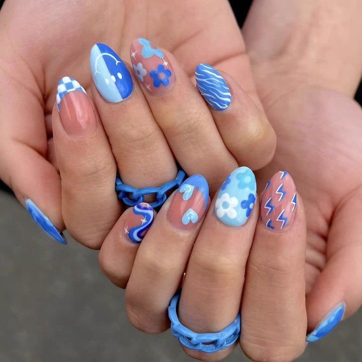 Kunstnagelset mit buntem Blumenmuster und kreativen Akzenten Karnz